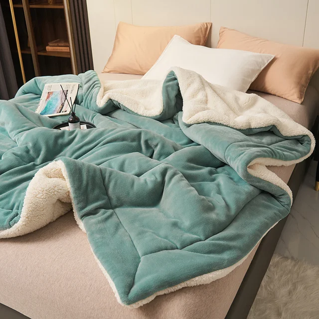 CozyLuxe | Blanket – Warmth and Elegant Comfort Dark Green Blankets Decoluxe.co.uk