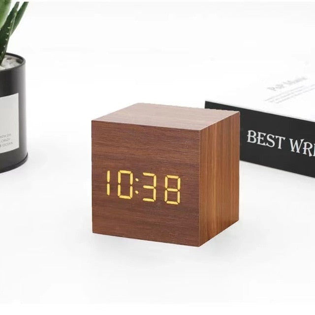 GlowMatrix | LED Alarm Clock – Intelligent Sound Control Dark Wood Decoluxe.co.uk