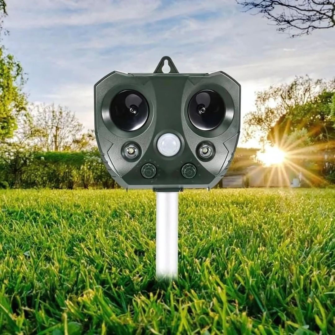 Scarpulse - Solar-Powered Ultrasonic Outdoor Pest Repeller Decoluxe.co.uk