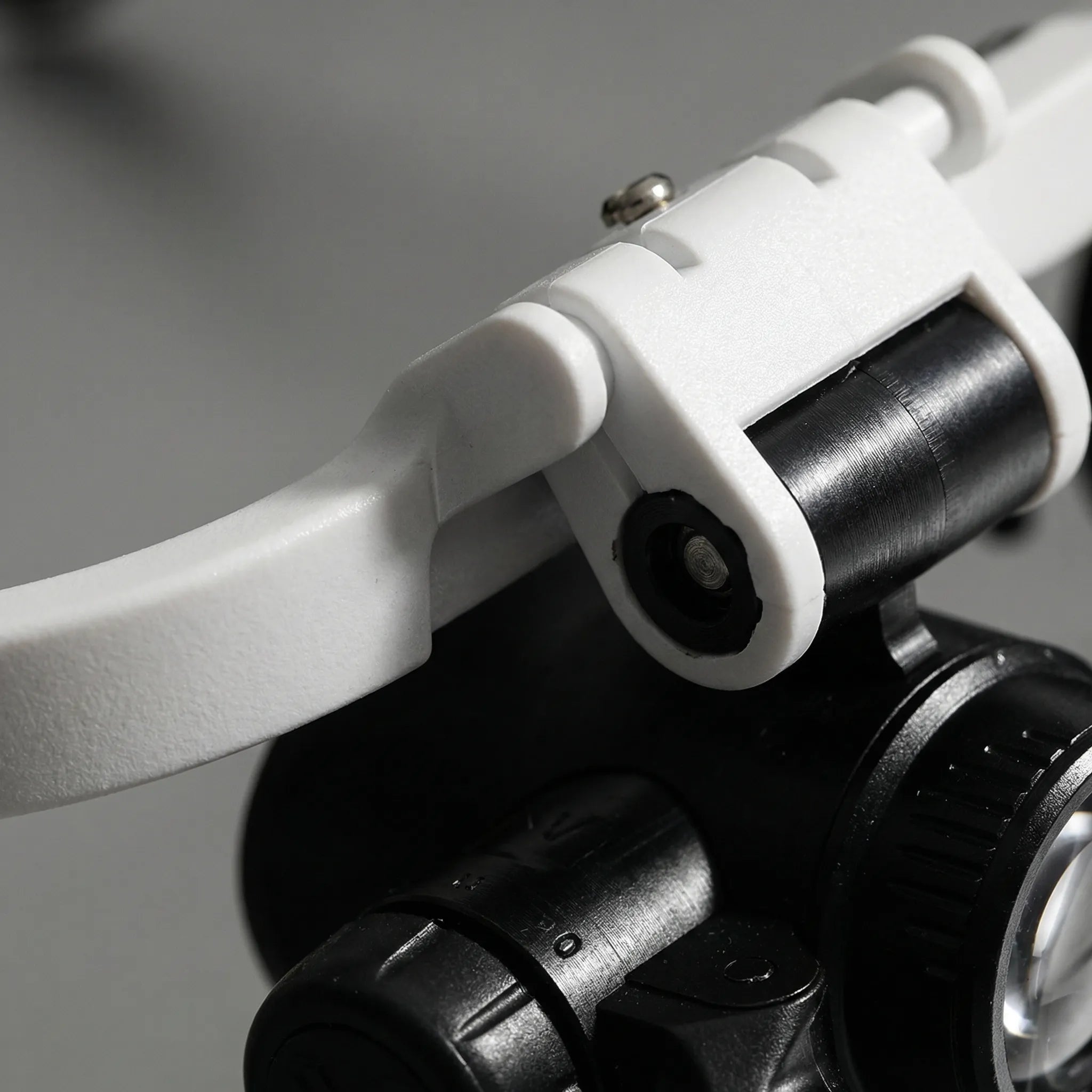 Zoomvex - LED-Lit Head-Worn Magnifying Eyewear Decoluxe.co.uk