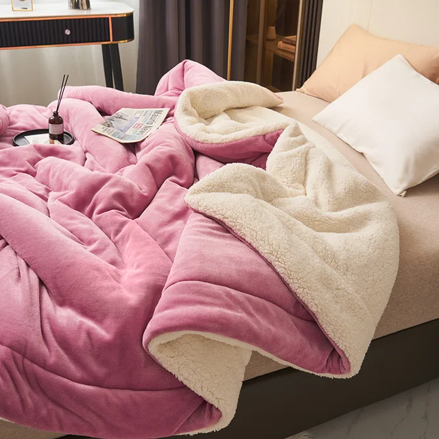 CozyLuxe | Blanket – Warmth and Elegant Comfort Magenta Blankets Decoluxe.co.uk