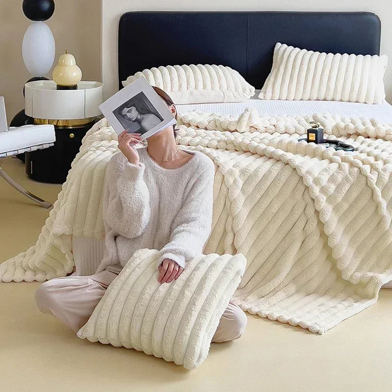 PlushHaven | Throw Blanket – Luxurious Warmth & Elegant Comfort Blankets Decoluxe.co.uk