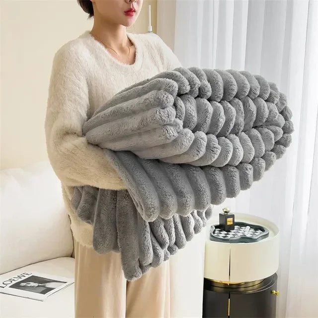 PlushHaven | Throw Blanket – Luxurious Warmth & Elegant Comfort Silver Grey Blankets Decoluxe.co.uk