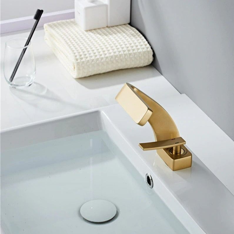 StreamFlow | Curved Tap – Modern Design & Smooth Water Flow Decoluxe.co.uk
