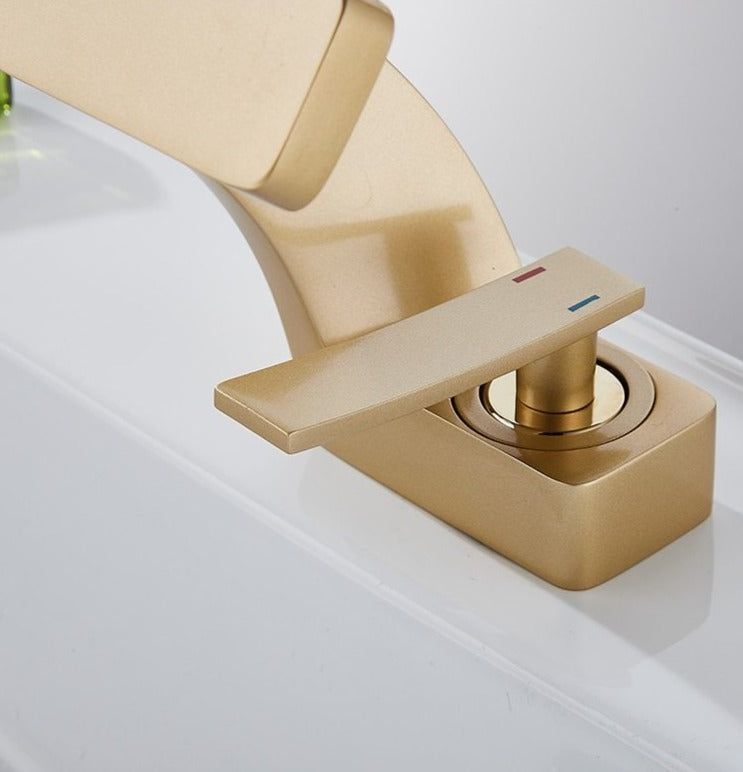 StreamFlow | Curved Tap – Modern Design & Smooth Water Flow Decoluxe.co.uk